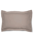 Une paire de taies d'oreiller Oxford 100 % coton uni, bordure de 5 cm.
