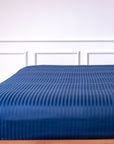 Einteiliges, marineblau gestreiftes Bettlaken aus 100 % Baumwollsatin