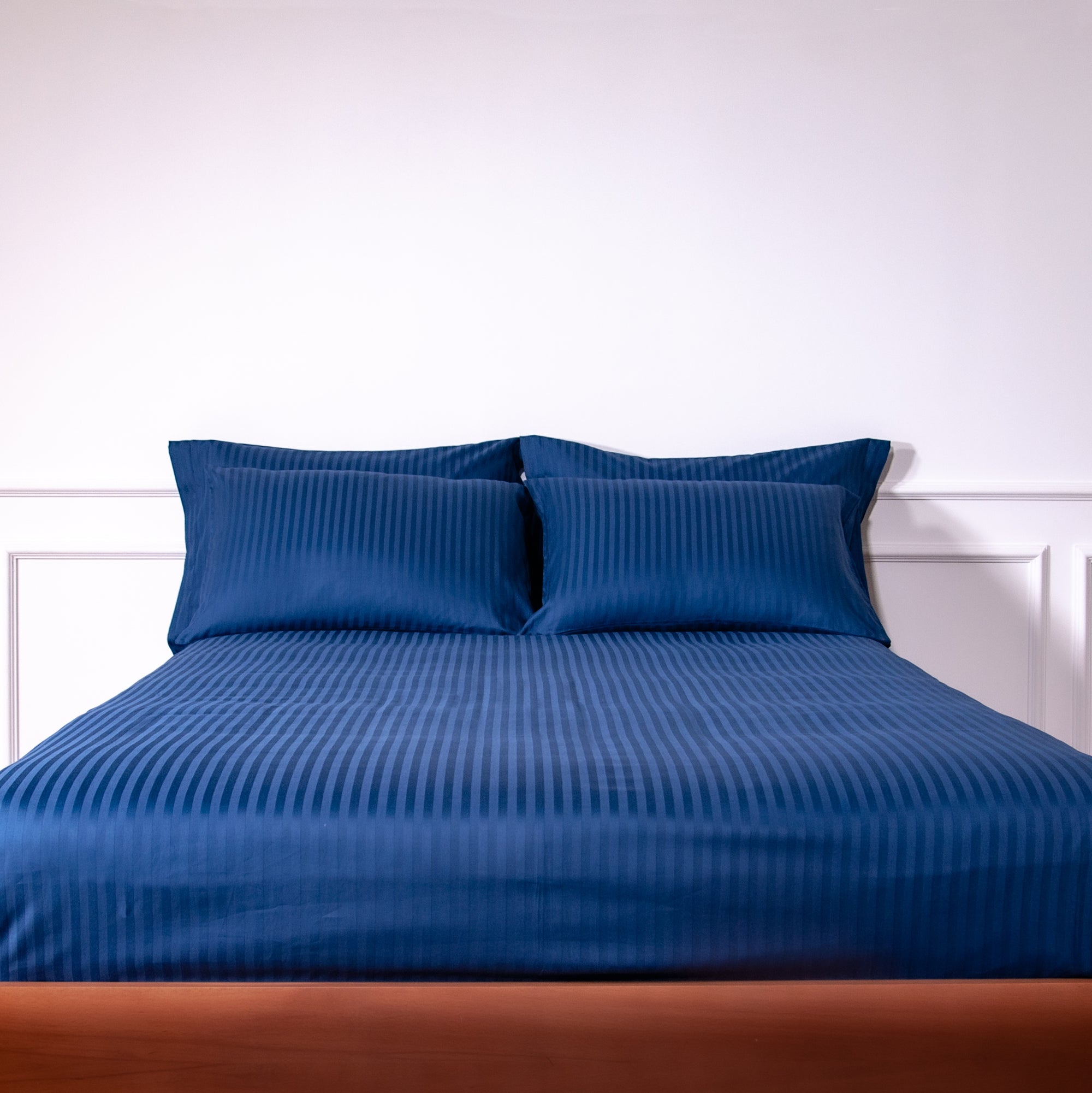 Une paire de taies d'oreiller standard en satin de coton 100 % rayé bleu marine