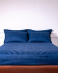 Ein Paar marineblau gestreifte Standard-Kissenbezüge aus 100 % Baumwollsatin