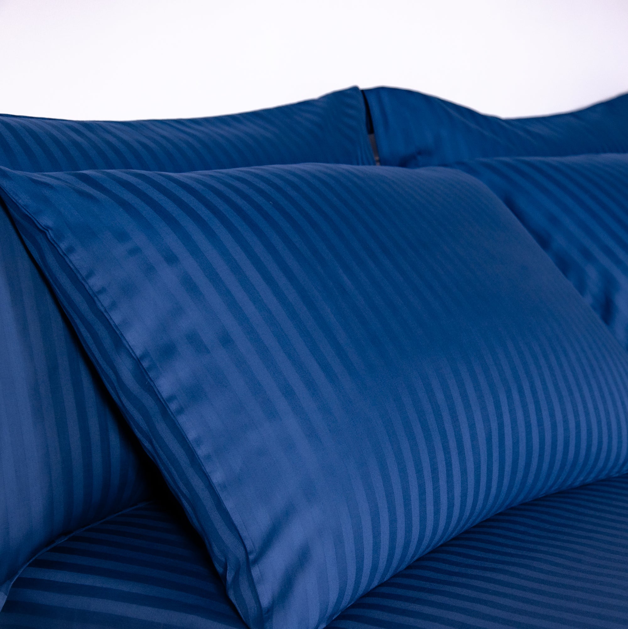 Une paire de taies d'oreiller standard en satin de coton 100 % rayé bleu marine