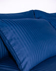 Ein Paar marineblau gestreifte Standard-Kissenbezüge aus 100 % Baumwollsatin