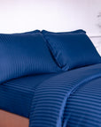 Einteiliges, marineblau gestreiftes Bettlaken aus 100 % Baumwollsatin