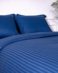 Einteiliger, marineblau gestreifter Bettbezug aus 100 % Baumwollsatin