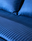 Einteiliges, marineblau gestreiftes Bettlaken aus 100 % Baumwollsatin