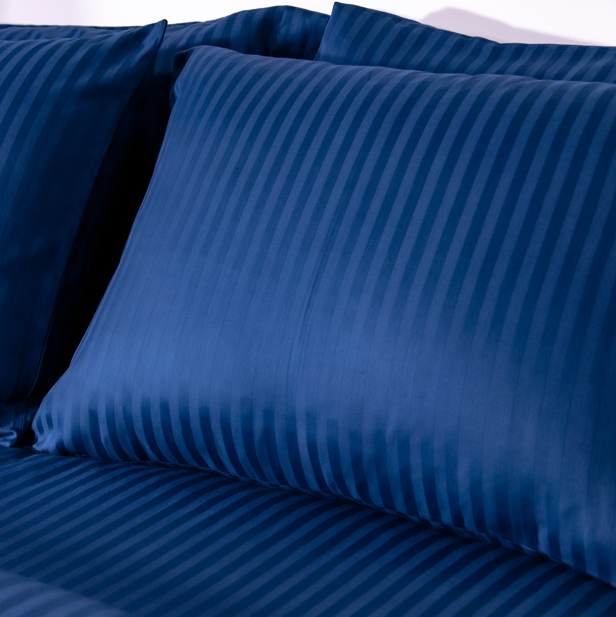 Une paire de taies d'oreiller standard en satin de coton 100 % rayé bleu marine