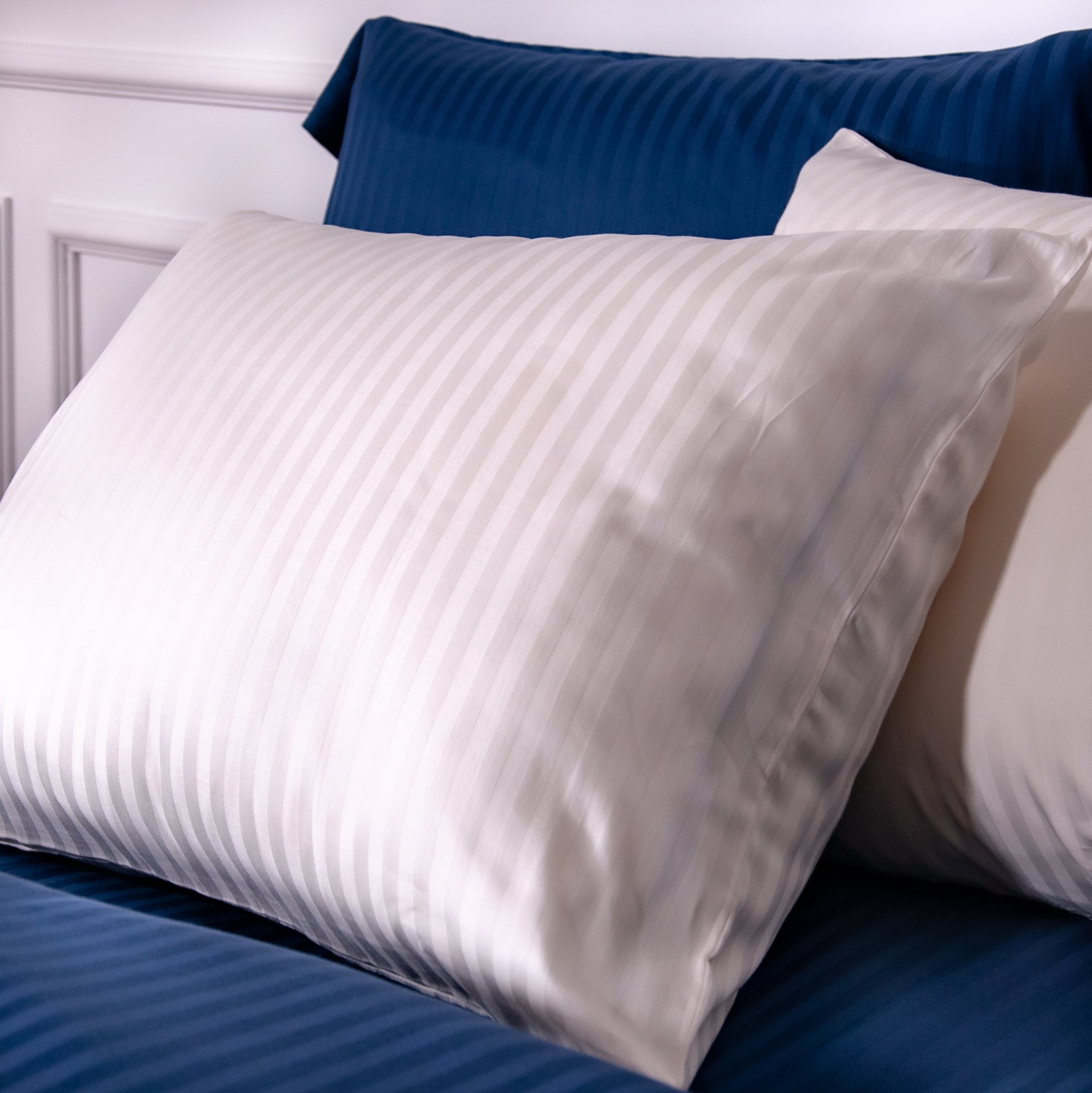 Une paire de taies d'oreiller standard en satin de coton 100 % rayé bleu marine