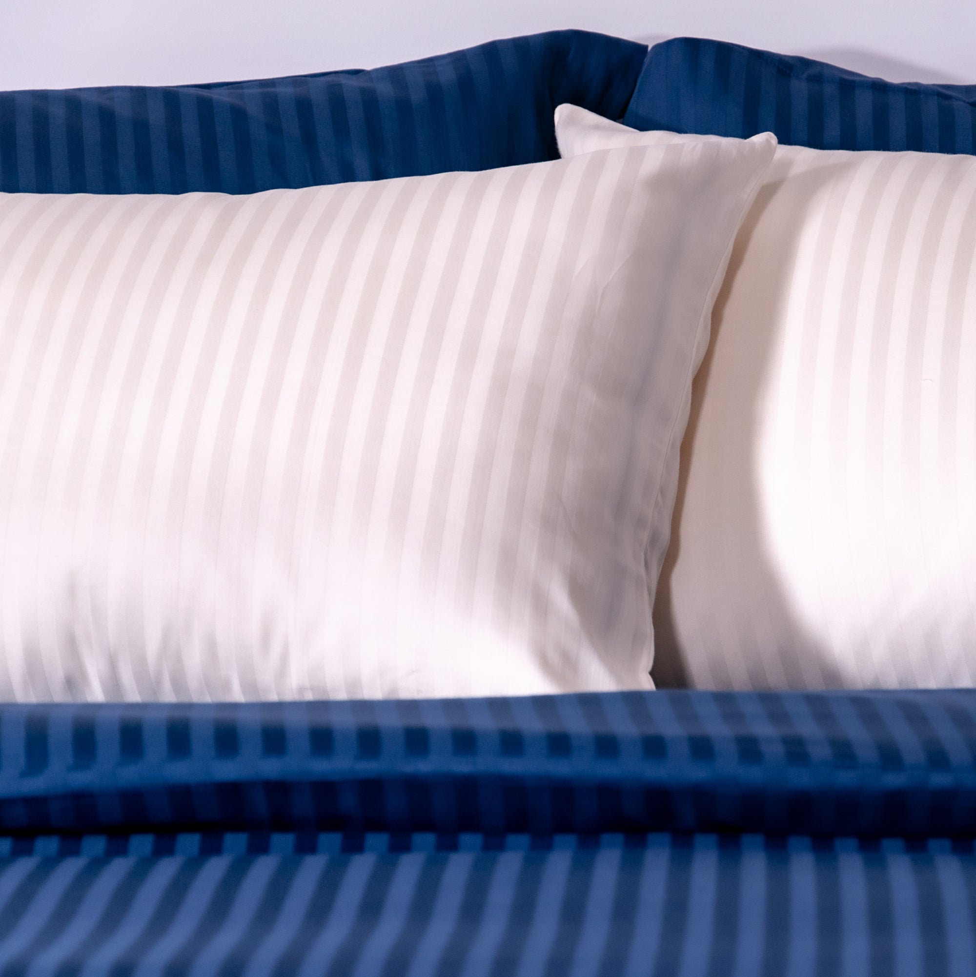 Housse de couette une pièce en satin de coton à rayures bleu marine 100 %