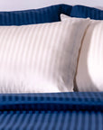 Einteiliger, marineblau gestreifter Bettbezug aus 100 % Baumwollsatin