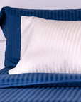 Einteiliger, marineblau gestreifter Bettbezug aus 100 % Baumwollsatin