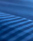 Einteiliges, marineblau gestreiftes Bettlaken aus 100 % Baumwollsatin