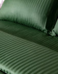 Une paire de taies d'oreiller Oxford en satin de coton 100 % à rayures vertes