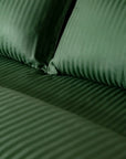 Une paire de taies d'oreiller Oxford en satin de coton 100 % à rayures vertes