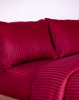Une paire de taies d'oreiller Oxford en satin de coton 100 % à rayures bordeaux