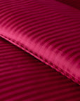 Einteiliger burgunderrot gestreifter Bettbezug aus 100 % Baumwollsatin
