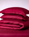 Einteiliger burgunderrot gestreifter Bettbezug aus 100 % Baumwollsatin