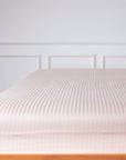 Einteiliges, cremefarbenes, gestreiftes Bettlaken aus 100 % Baumwollsatin