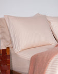Einteiliges, cremefarbenes, gestreiftes Bettlaken aus 100 % Baumwollsatin