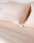 Einteiliges, cremefarbenes, gestreiftes Bettlaken aus 100 % Baumwollsatin