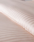 Einteiliges, cremefarbenes, gestreiftes Bettlaken aus 100 % Baumwollsatin