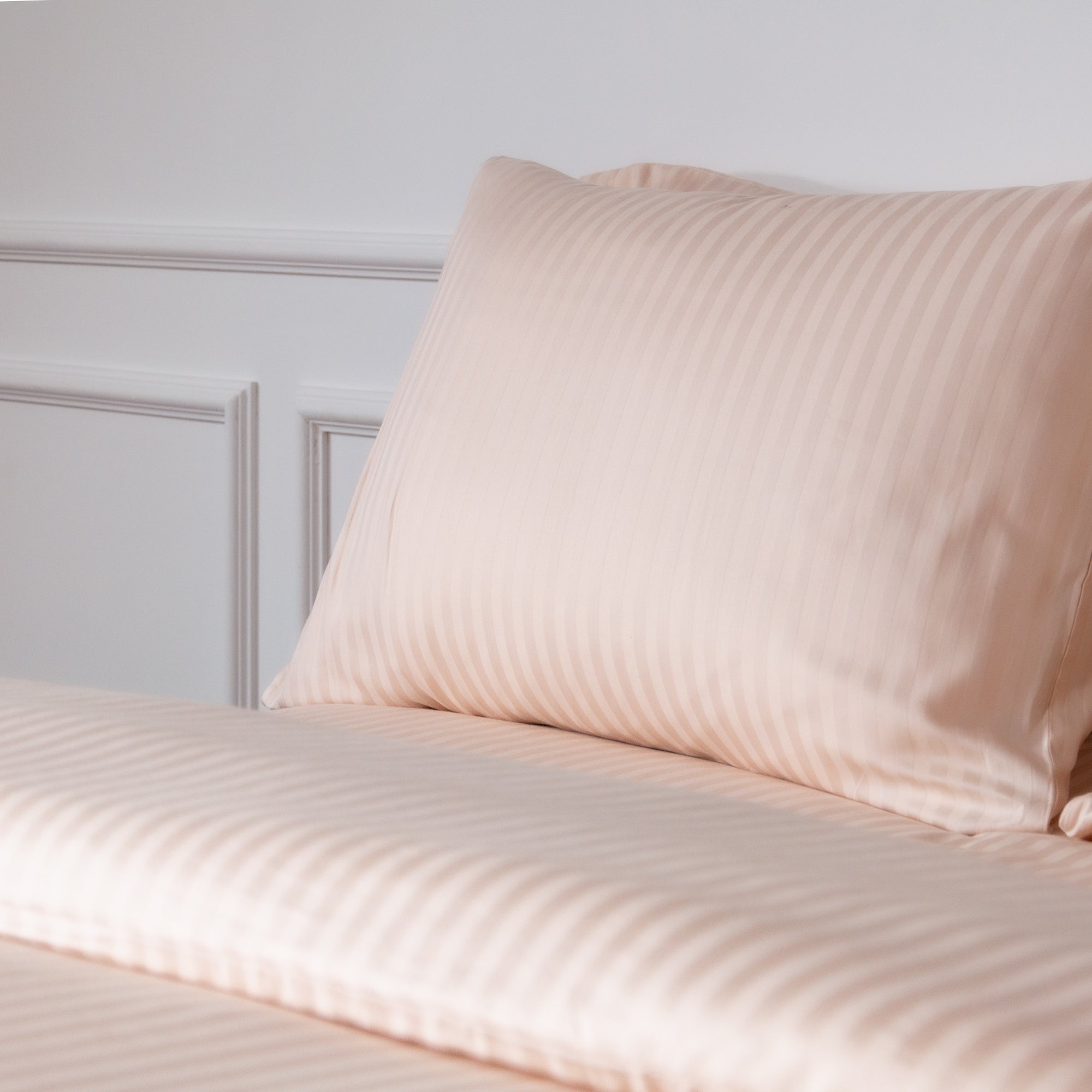 Une paire de taies d'oreiller Oxford en satin de coton 100 % à rayures crème