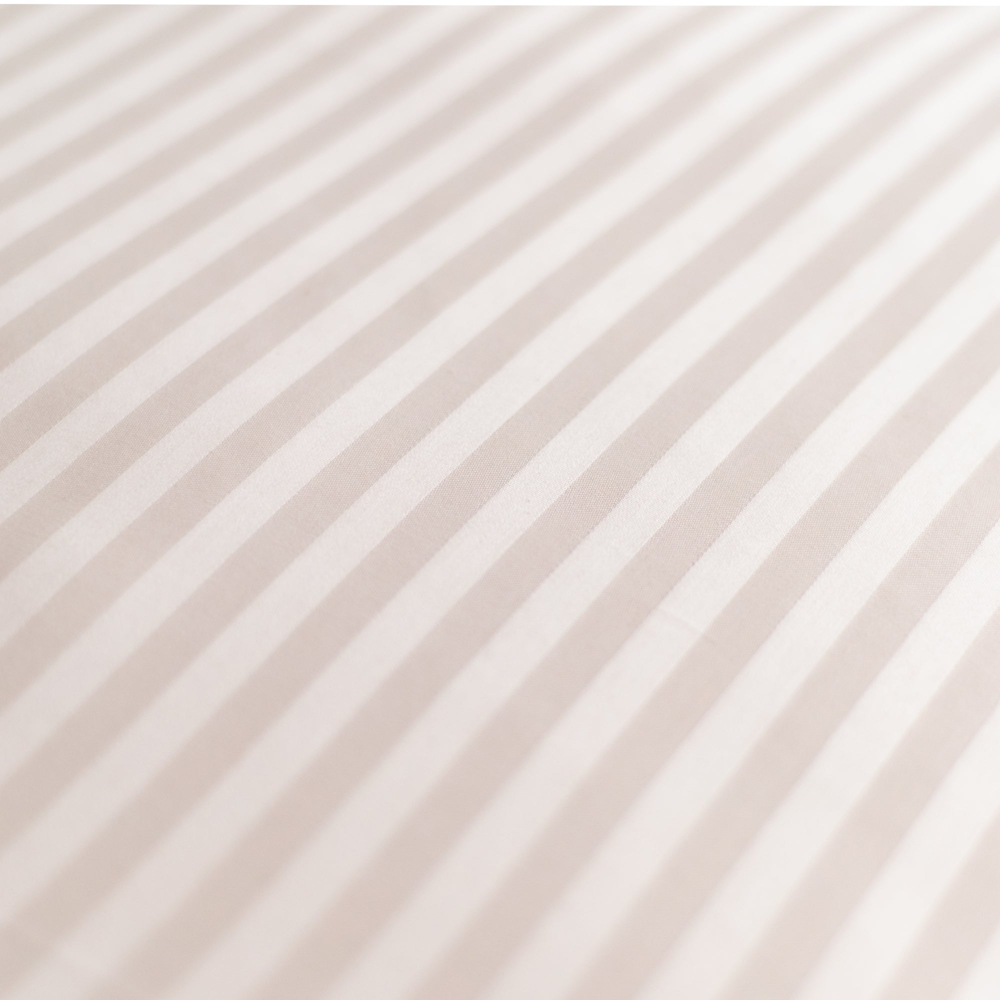 Une paire de taies d'oreiller Oxford en satin de coton 100 % à rayures crème