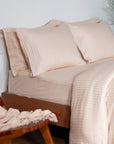 Einteiliges, cremefarbenes, gestreiftes Bettlaken aus 100 % Baumwollsatin