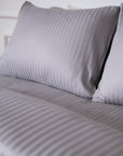 Ein Paar grau gestreifte Oxford-Kissenbezüge aus 100 % Baumwollsatin