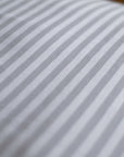 Ein Paar grau gestreifte Standard-Kissenbezüge aus 100 % Baumwollsatin