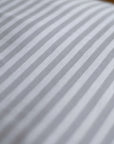 Ein Paar grau gestreifte Standard-Kissenbezüge aus 100 % Baumwollsatin