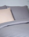 Einteiliger grau gestreifter Bettbezug aus 100 % Baumwollsatin
