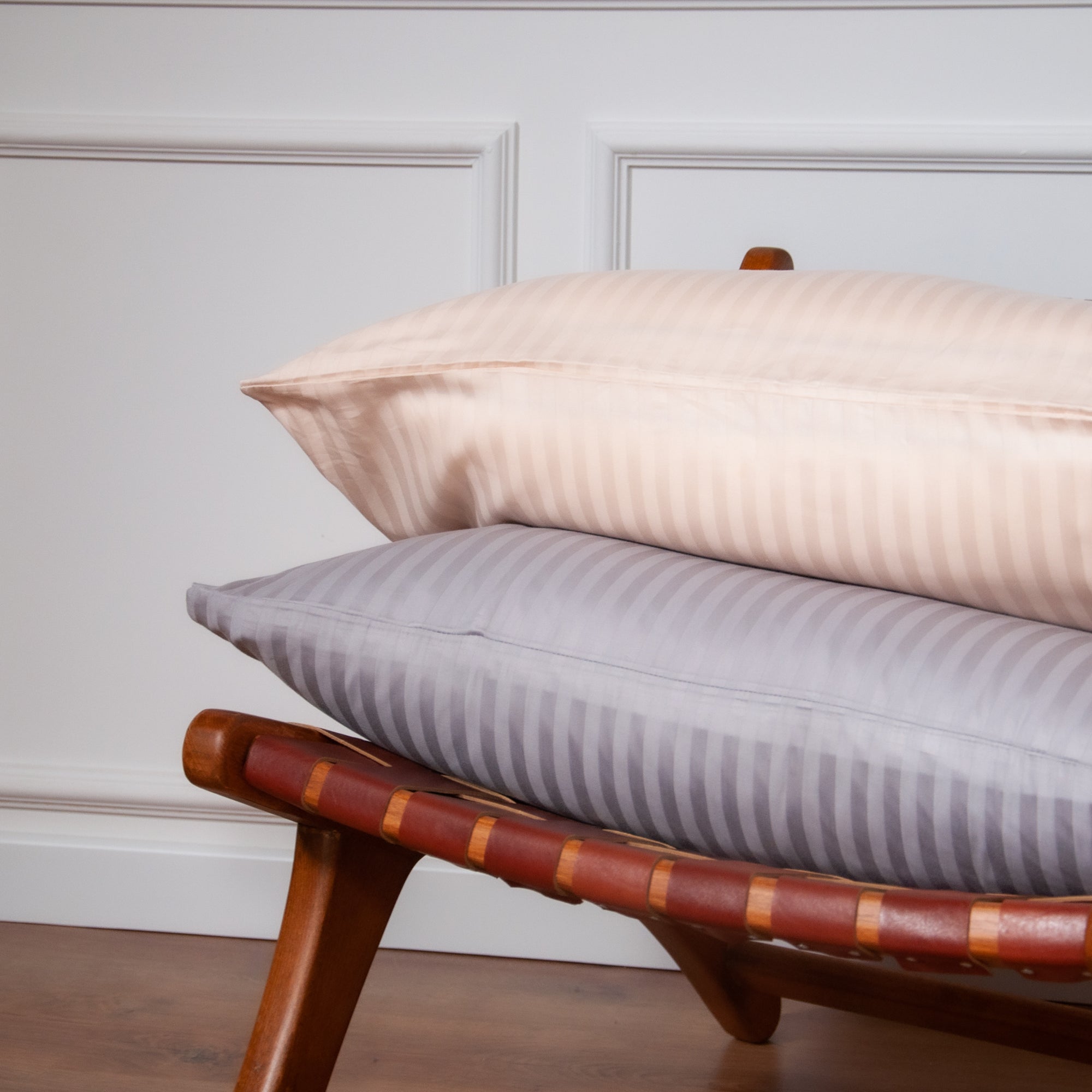 Une paire de taies d'oreiller Oxford en satin de coton 100 % à rayures crème