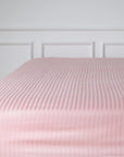 Drap plat One Piece en satin de coton à rayures blush 100 %