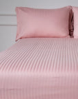 Drap plat One Piece en satin de coton à rayures blush 100 %