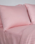 Une paire de taies d'oreiller standard en satin de coton 100 % à rayures blush