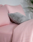 Drap plat One Piece en satin de coton à rayures blush 100 %