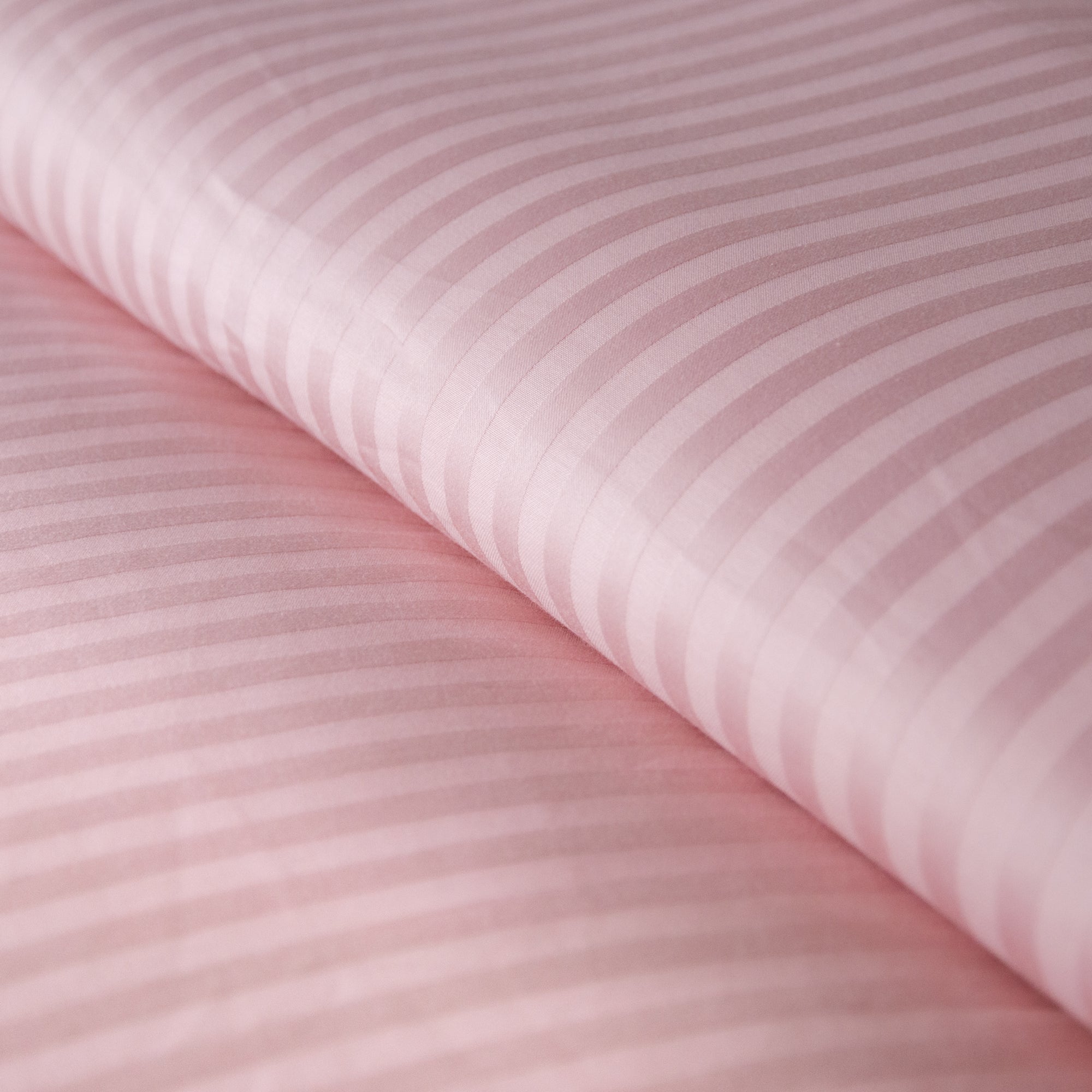 Une paire de taies d'oreiller standard en satin de coton 100 % à rayures blush