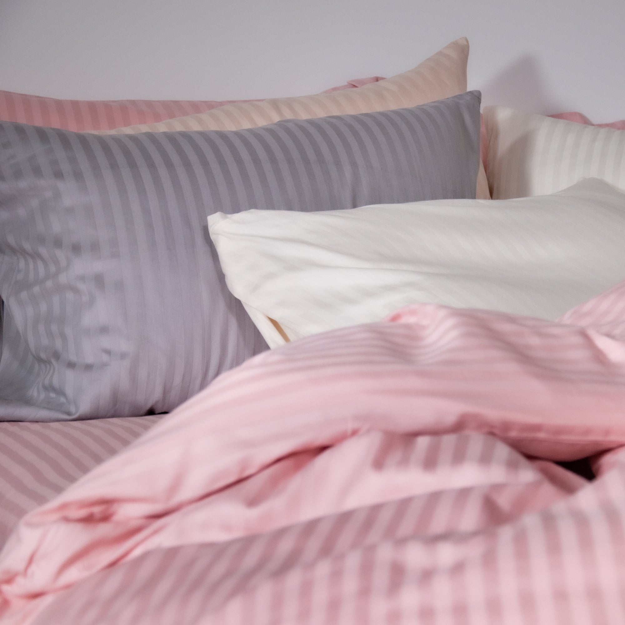 Une paire de taies d'oreiller Oxford 100 % satin de coton à rayures grises