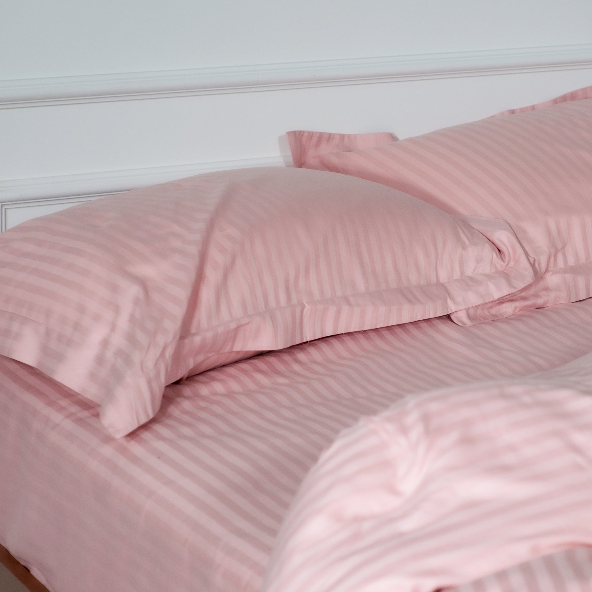 Une paire de taies d'oreiller Oxford en satin de coton 100 % à rayures blush