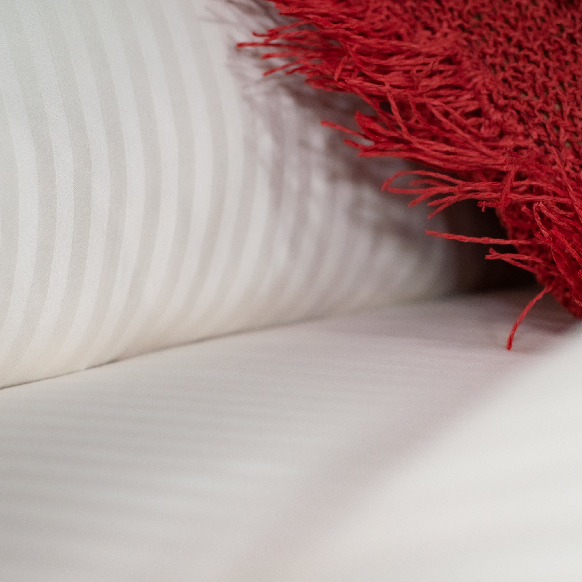Une paire de taies d'oreiller standard en satin de coton 100 % rayé blanc perle