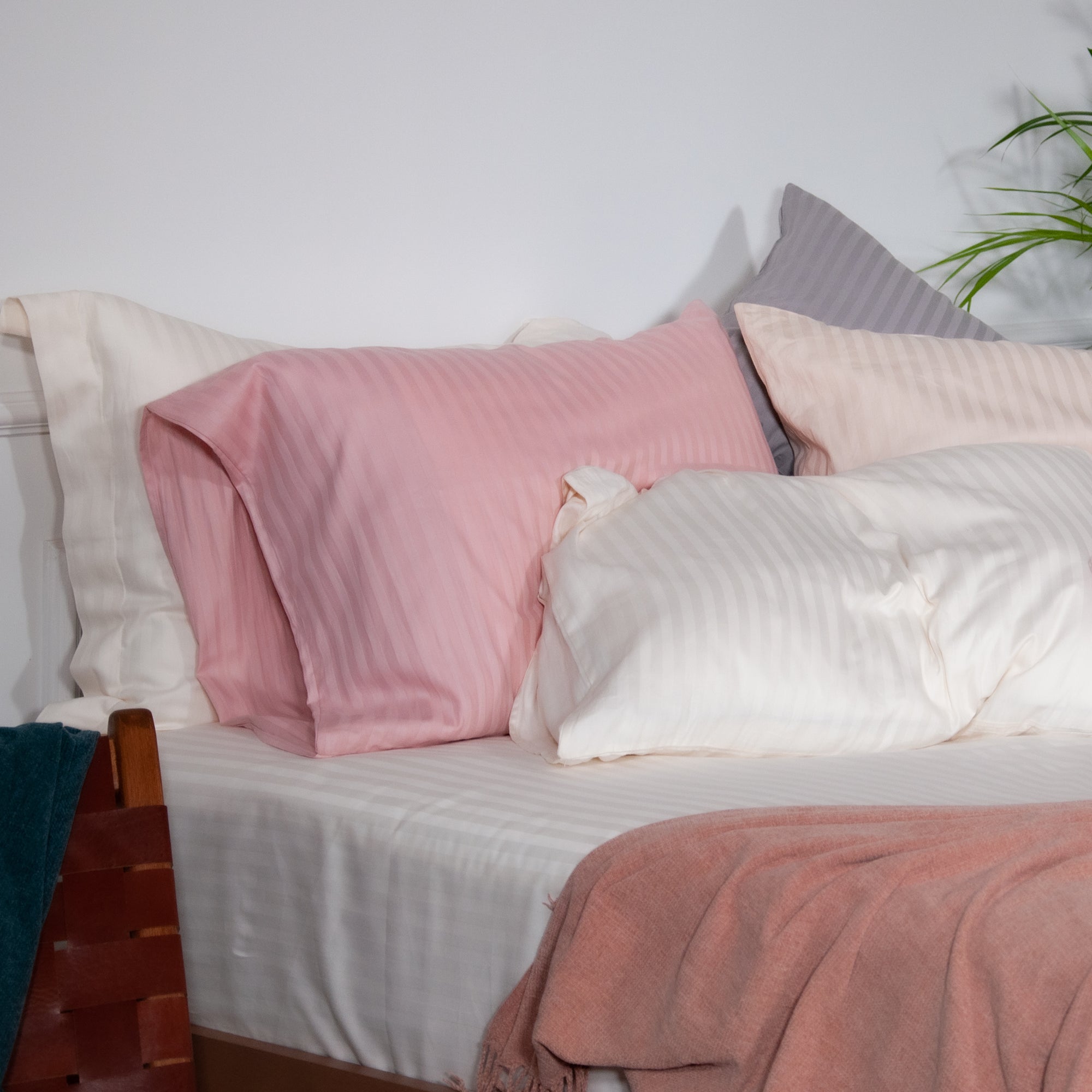 Une paire de taies d'oreiller standard en satin de coton 100 % à rayures blush