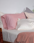 Une paire de taies d'oreiller standard en satin de coton 100 % à rayures blush