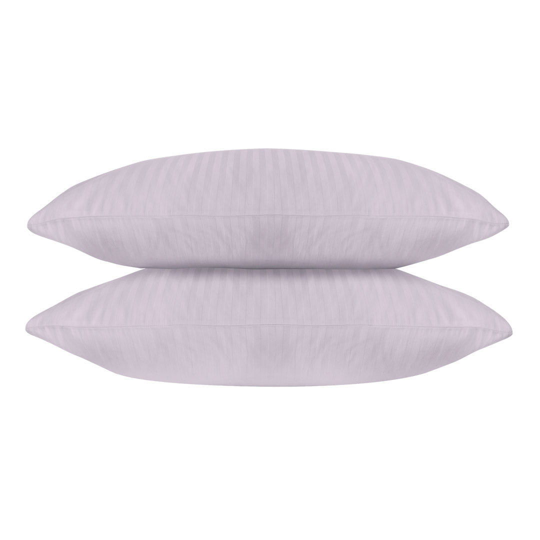 Une paire de taies d'oreiller standard en satin de coton 100 % à rayures grises