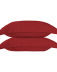 Une paire de taies d'oreiller Oxford en satin de coton 100 % à rayures bordeaux