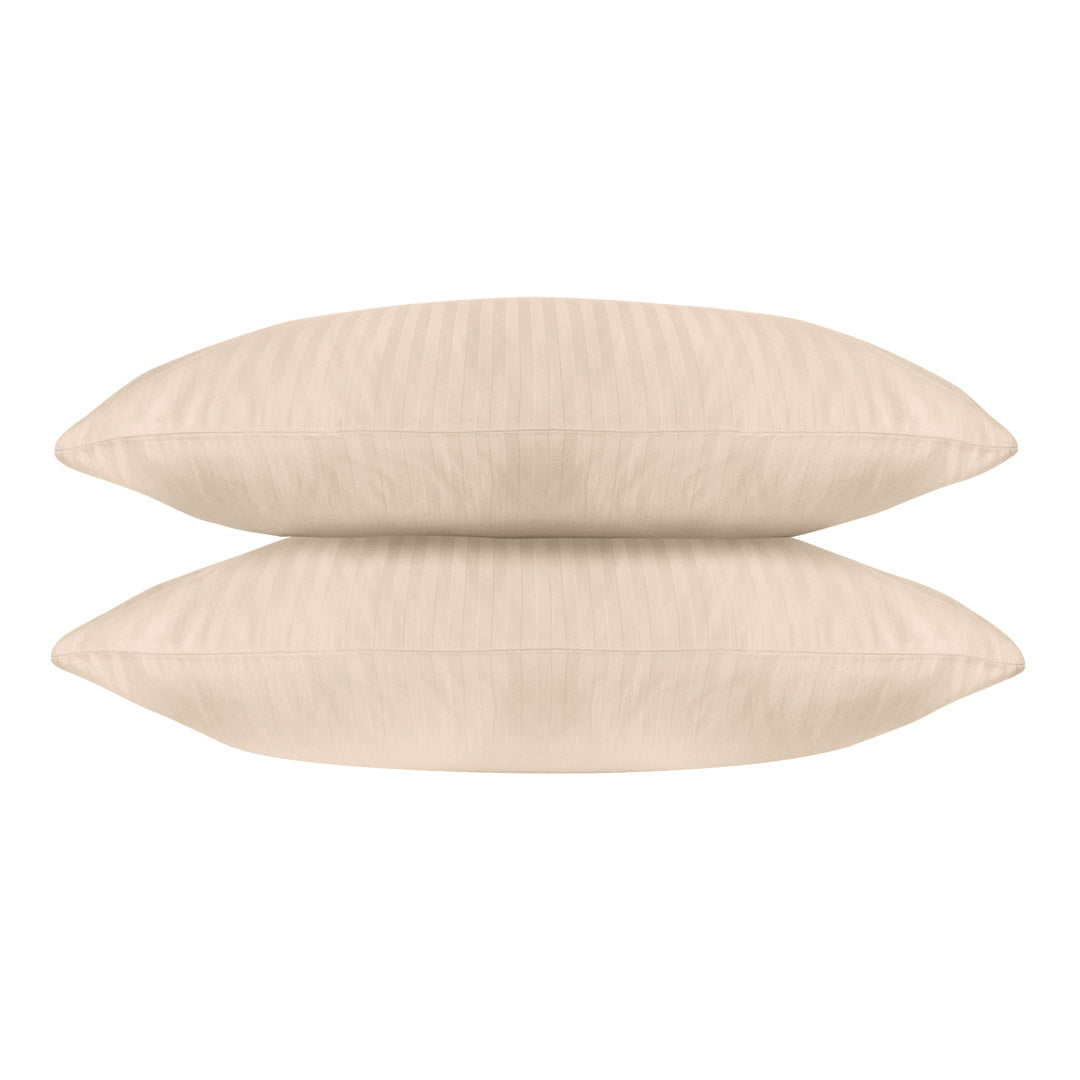 Une paire de taies d'oreiller standard en satin de coton 100 % à rayures crème