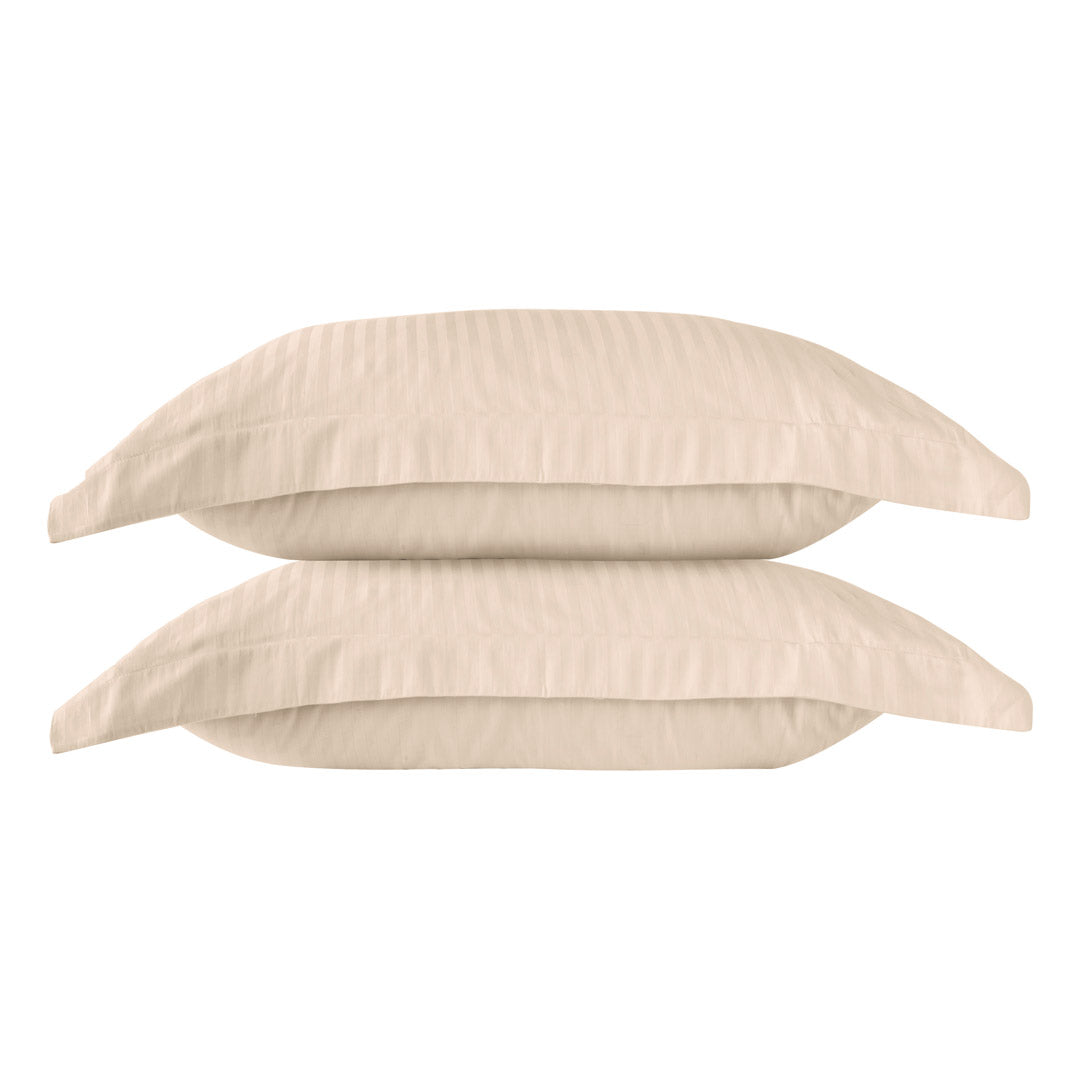 Une paire de taies d'oreiller Oxford en satin de coton 100 % à rayures crème