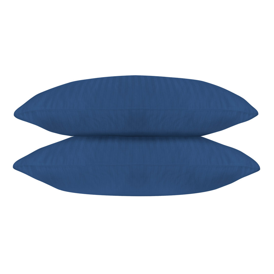 Une paire de taies d'oreiller standard en satin de coton 100 % rayé bleu marine
