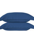Ein Paar marineblau gestreifte Oxford-Kissenbezüge aus 100 % Baumwollsatin