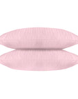Une paire de taies d'oreiller standard en satin de coton 100 % à rayures blush