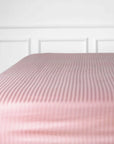 Drap plat One Piece en satin de coton à rayures blush 100 %